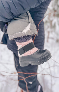 A mum holding a kid in trek toddler haze pink 