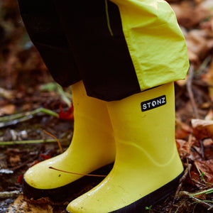 A child in Rain boot yellow.