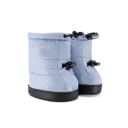 Stonz Winter Puffer Toddler Booties in Haze Blue with adjustable toggles, weather resistant material and non-slip soles. ¾ turn view.